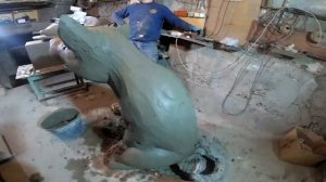 как  сделать скульптуру  волка  из арт бетона ,каркас, черновая  и чистовая  лепка   раствором.