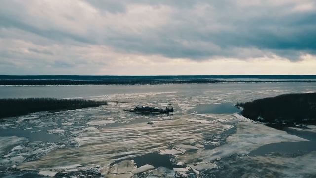 Ледоход на Оби и спасение баржи с лодками | Ice drift | 4k смотреть онлайн