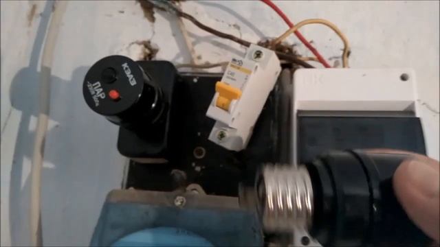 заменил старый автомат (пробку) на новый/ электрика смотреть онлайн