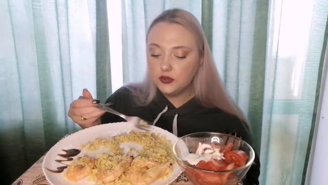 Мукбанг/Mukbang. Булгур с креветками и помидор.