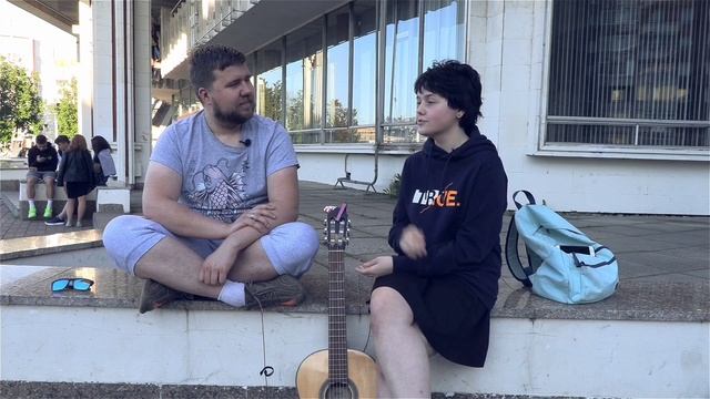 Интервью с девушкой уличным музыкантом смотреть онлайн