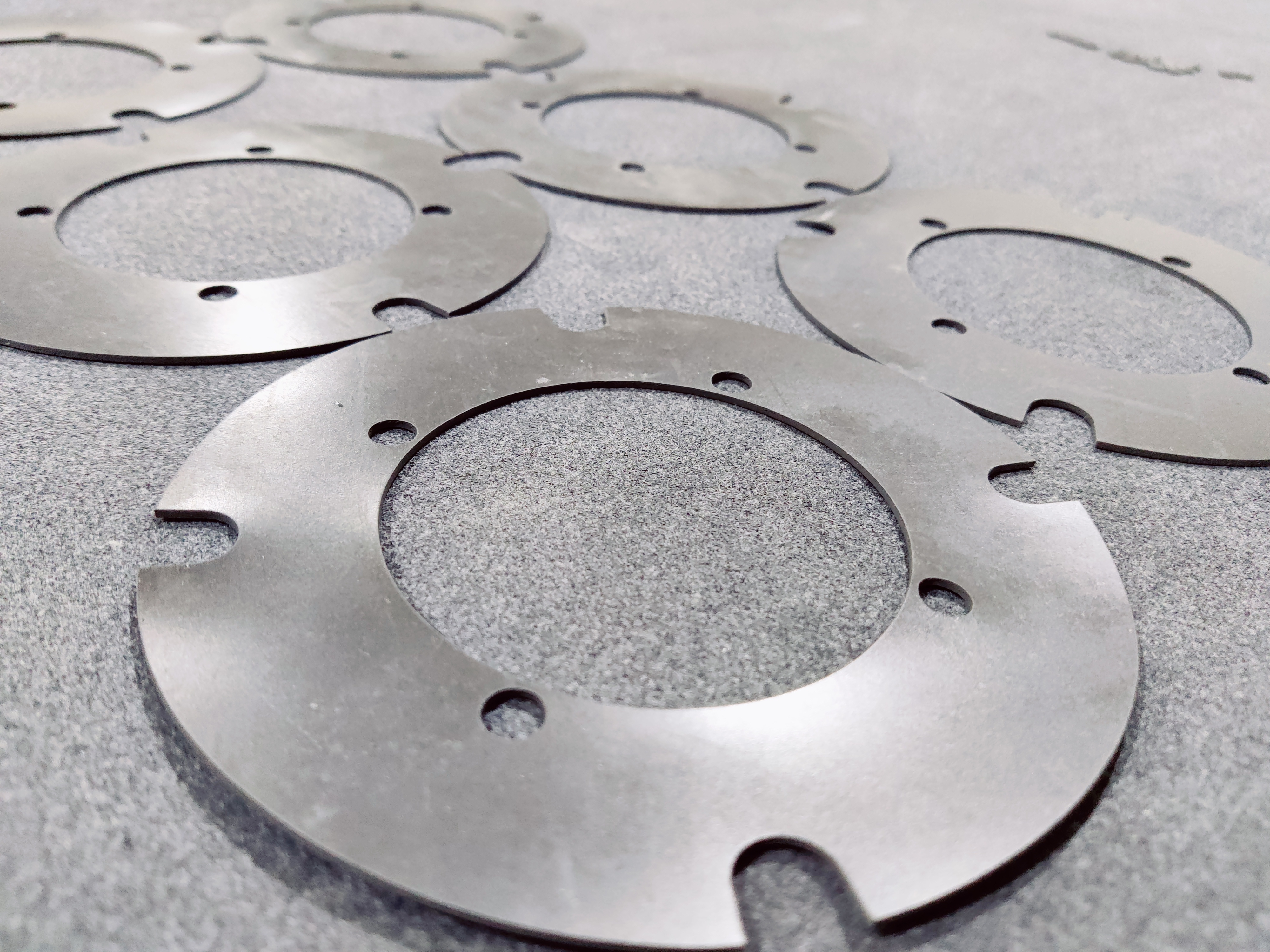 Резка изделий из резины на плоттере смотреть онлайн