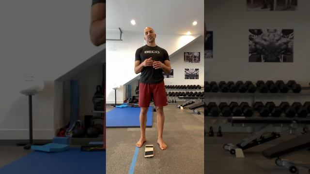 Balance exercises: How to train lower leg variability | Peter Attia, M.D. смотреть онлайн