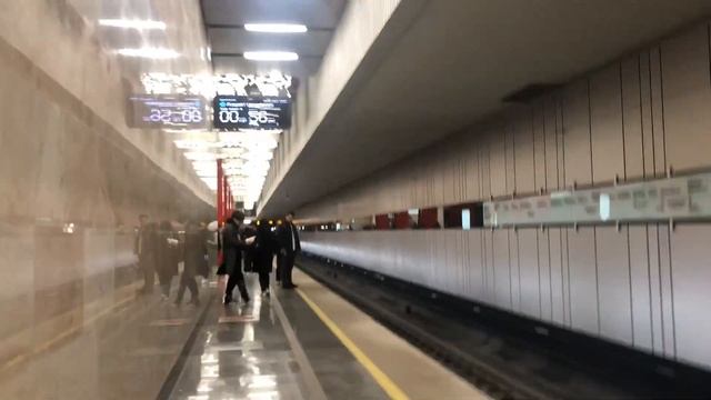 Лифт и электропоезда«Москва 2020 (Дейна)»на станции метро«Мичуринский проспект»// 9 апреля 2022 год