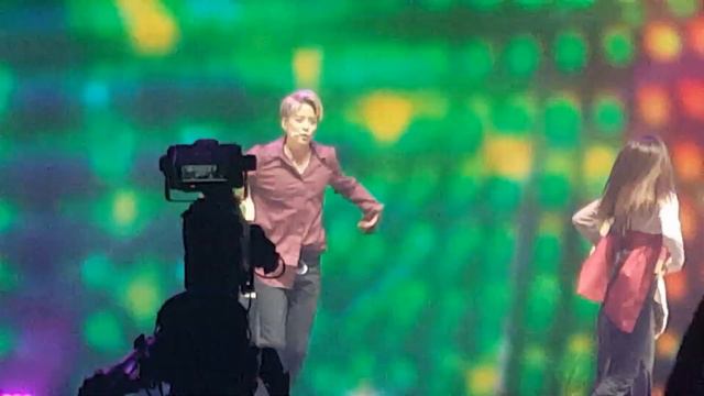 180406 SM Town World Tour in Dubai (F(x) amber luna) Fan Cam смотреть онлайн