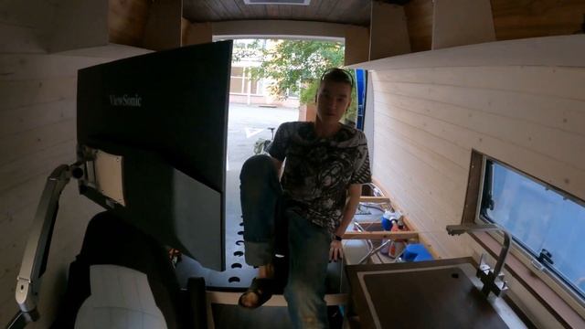 #14 Строим автодом, стол, кронштейн для монитора, вешалки, электросистема смотреть онлайн