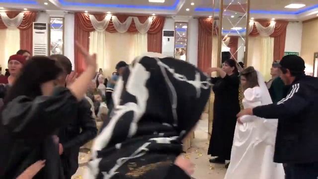 Патимат Галимова желает счастья молодым. Даргинские песни звучат на веселой кавказской свадьбе смотреть онлайн