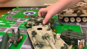 Играем в игрушки. Солдатики и танки!!!!