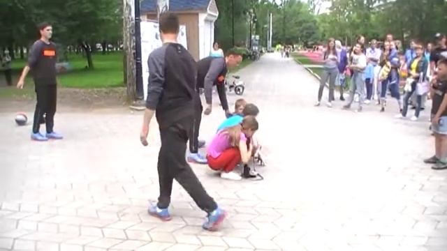 г.Пермь сад им. Миндовского Жонглирование Мячами СУПЕР!!! смотреть онлайн