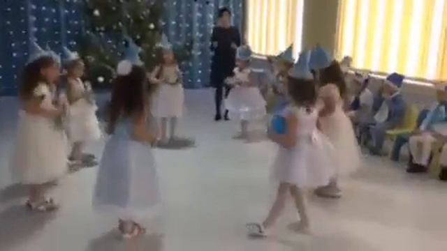 Наши снежиночки, в танце,, часики,, смотреть онлайн