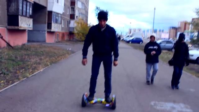 ШКОЛЬНИКИ УЧАТ МЕНЯ КАТАТЬСЯ НА ГИРОСКУТЕРЕ смотреть онлайн