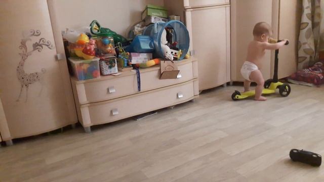 Алиса и самокат, 11 месяцев смотреть онлайн