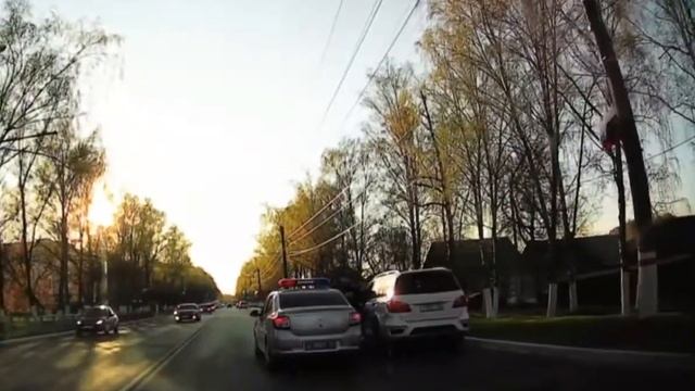Заблокировали левую полосу вынуждают выезжать на встречку ! смотреть онлайн