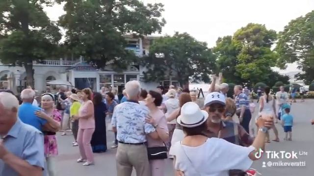 Танцы в центре Севастополя смотреть онлайн