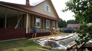 Обшивка старого дома сайдингом.