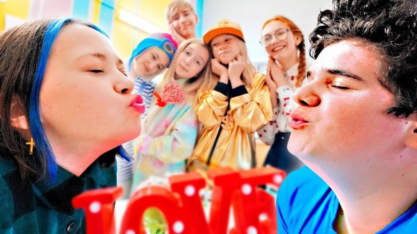 ПЕРВОЕ СВИДАНИЕ В ШКОЛЕ || Неловкие ситуации с друзьями на Мы семья