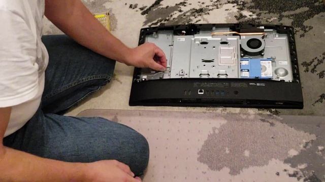 Dell Inspiron 24" 5477 All In One, Unboxing, Disassembly & Hard Drive Change to SSD смотреть онлайн