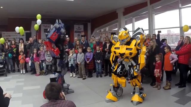 Трансформерs в Минске o show by Оптимус Прайм и БамблБи зажигают! Зажигайте и Вы с ними! смотреть онлайн