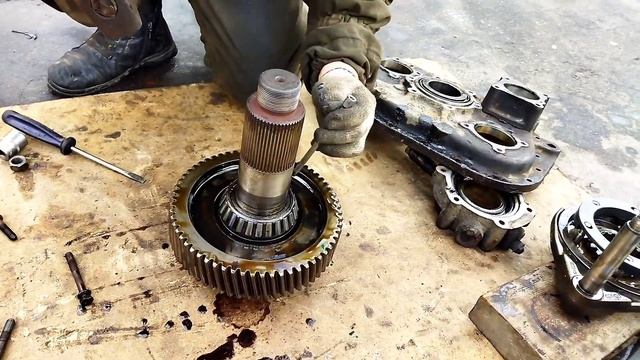 кто сказал что "Eaton неубиваемый?" Ремонт КПП на тратуаре спального района) смотреть онлайн