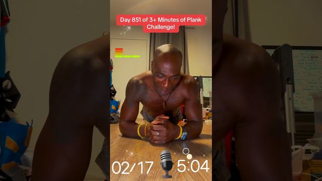 Day 851 of 3+ Minutes of Plank Challenge! #hoka #dialedinmusclecream смотреть онлайн