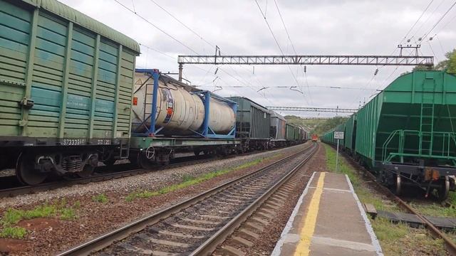 ВЛ80с-1477 с грузовым поездом проследует станцию Откос