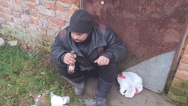 Анатолич выпил за подписчиков и закусил селёдкой с Сахаром! смотреть онлайн