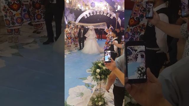 Свадьба сына Хошима (Фируз и Мархабо). Вход жениха и невесты. смотреть онлайн