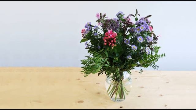 Summer Meadow Vase Arrangement Bouvardia, Aster, Phlox смотреть онлайн