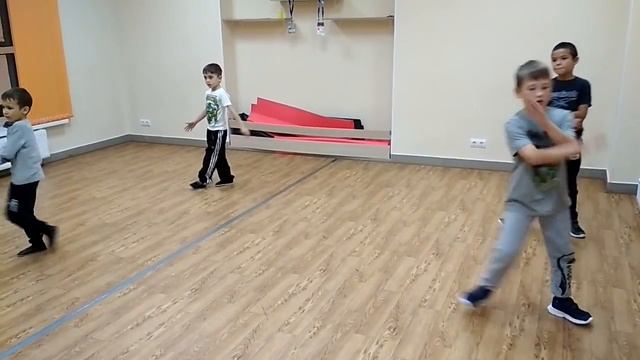 Break Dance Steps (Счастье в Доме) смотреть онлайн