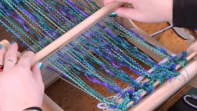 Weaving on the SampleIt Loom смотреть онлайн