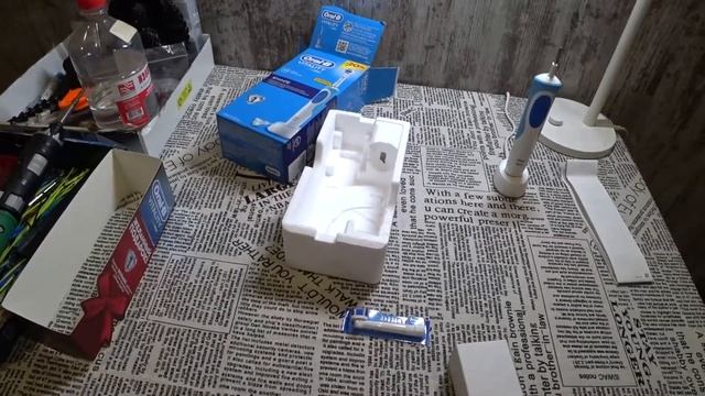 Распаковка электрической зубной щётки Oral-B Vitality 3DW смотреть онлайн
