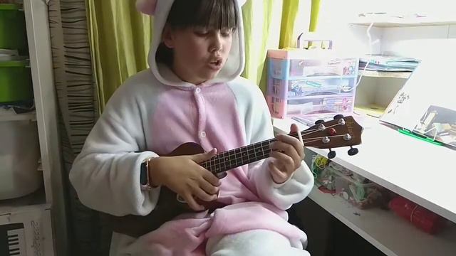 ИГРА НА УКУЛЕЛЕ / ПЕРВЫЕ ШАГИ / ПРИЯТНЫЙ ТЕМБР / play ukulele смотреть онлайн