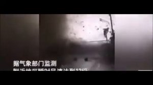 Страшнейший торнадо в Китае. Сеть поразили кадры разрушительной стихии.