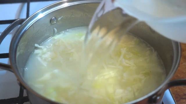 Простой обед без картошки и мяса: суп из чечевицы с капустой смотреть онлайн