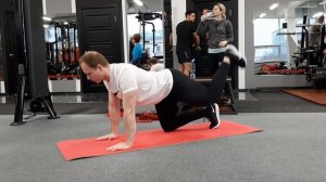 Отведение ноги назад на четвереньках // Упражнение для ягодиц