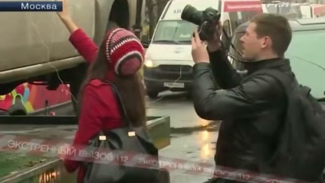 Эвакуатор увозит авто вместе с владельцем, Москва смотреть онлайн