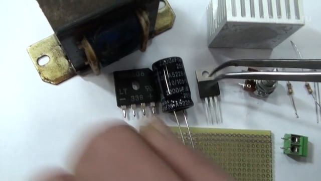 Простой регулируемый источник питания на LM1084 смотреть онлайн