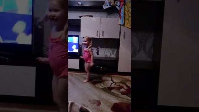 Балуемся! Дети не дают скучать! Дети балуются! Девочки балуются!