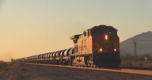 МАКСИМАЛЬНАЯ СКОРОСТЬ!!! Красивое Видео Мощных Тепловозов в США которые везут очень тяжелые поезда