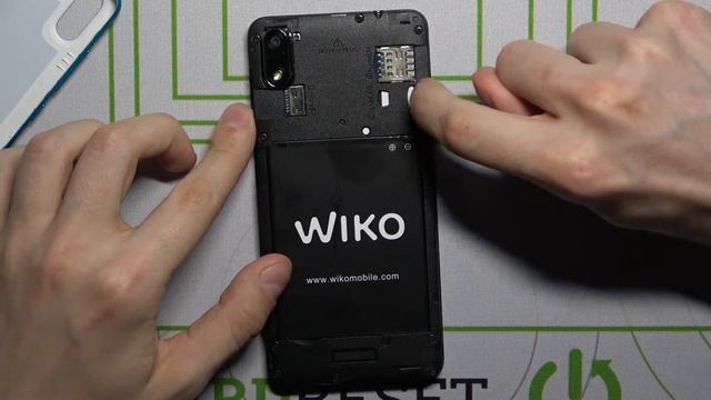 Как вставить SIM и SD карты в Wiko Y60 / Найти слоты смотреть онлайн