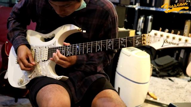 Ibanez JEM7VWH Japan 1998 Review By Fusion Music смотреть онлайн