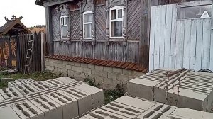 Ремонт и реставрация старинного деревенского дома.Делаю завалинку.