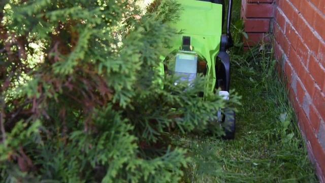 Аккумуляторная газонокосилка Greenworks G40LM35 для травы смотреть онлайн