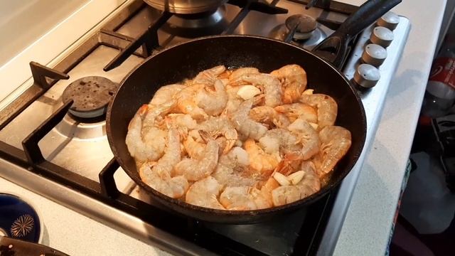 креветки королевские на сковороде. смотреть онлайн