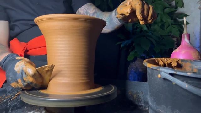 Необычный процесс изготовления горшка из глины смотреть онлайн