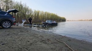 Спуск на меляке! Подъём  Волжанки 46 на прицеп без усилий! Роликовая система.