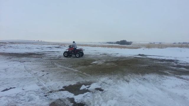 Honda TRX 300 EX doing donuts on private track. смотреть онлайн