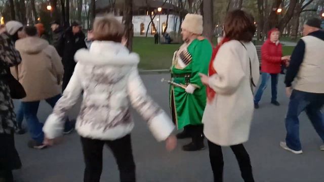 ОЙ СМЕРЕКО.Танцы в саду Шевченко. смотреть онлайн