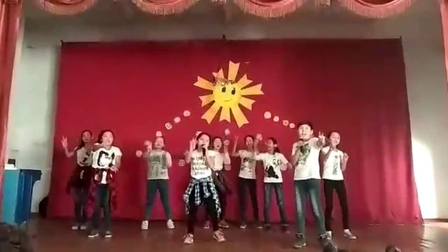 Песня Дважды два четыре в исполнении 5В класса. 9 школа Токмак. смотреть онлайн