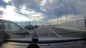 Поворот направо в крайнюю правую полосу. Правильно?